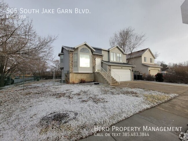 Building Photo - Beautiful House, Lots of Space, HUGE YARD!