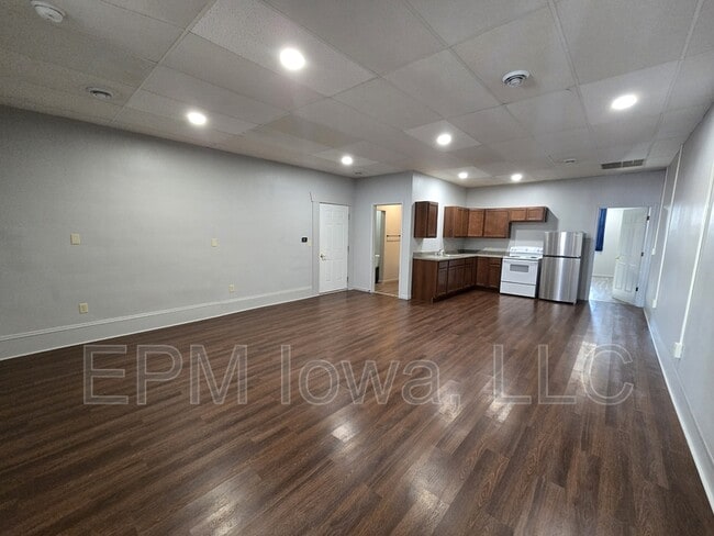 Photo - 107 1st St E