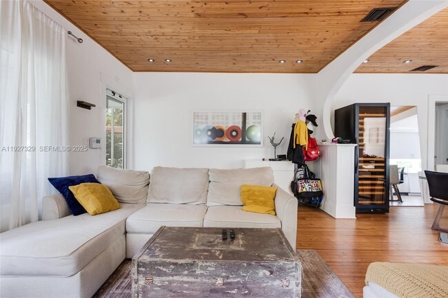 Photo - 665 NE 120th St