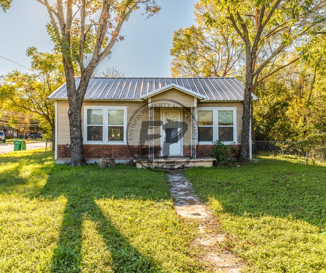 Building Photo - 911 E Craven Ave