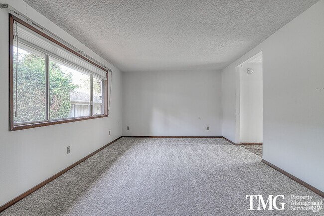 Building Photo - New Carpet & Fresh Paint, Small Dog Friend... Unit B Rental