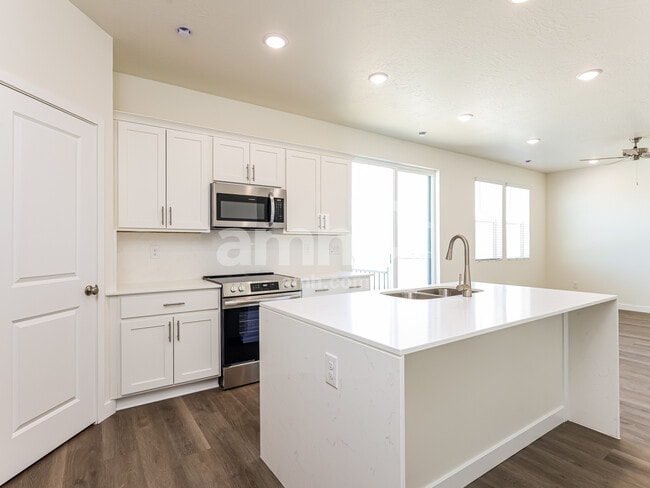 Photo - 1384 W Mahogany St