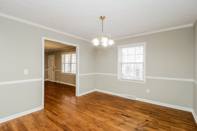 Photo - 302 Ridgedale Dr SE