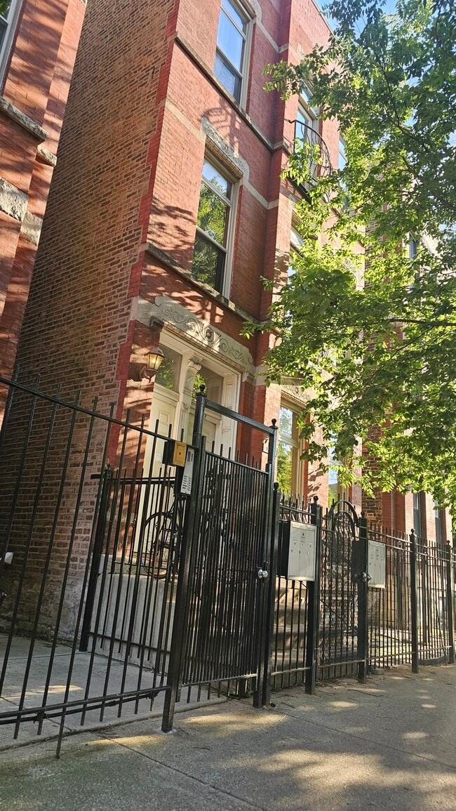 Front of building - 1411 W Ohio St Unit 1f