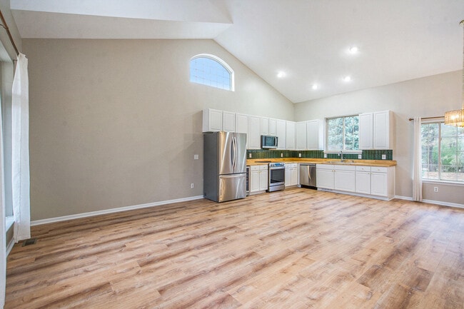 Photo - 5660 Versailles Ave