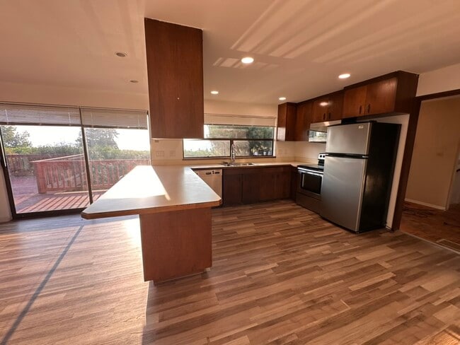 Cocina y zona de barra ampliada - 2129 NW 201st St