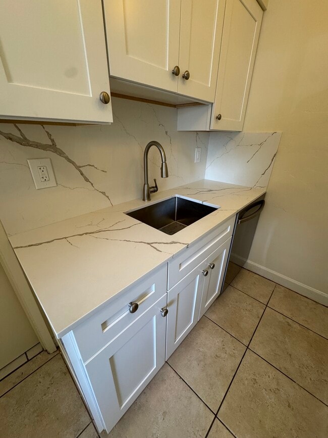 Photo - 2585 NE 11th Ct Unidad Joe carrier