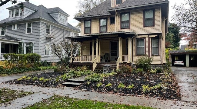 Building Photo - 21.5 Thayer St