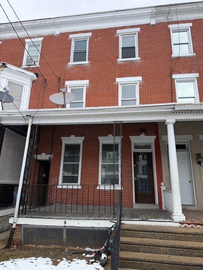 Building Photo - 5 Bedroom Pet Friendly House in Lancaster!