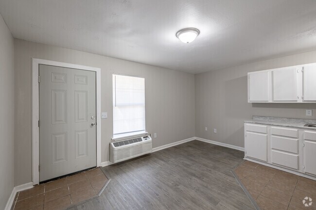 1BR, 1BA - 825SF - Living Room