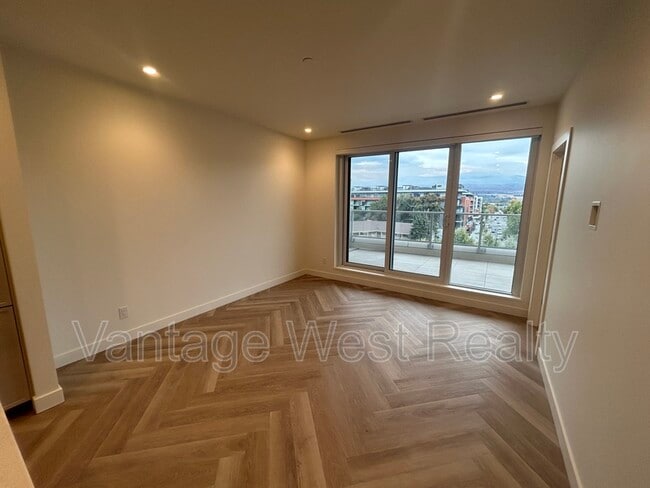 Photo - 3340-3340 Lakeshore Rd