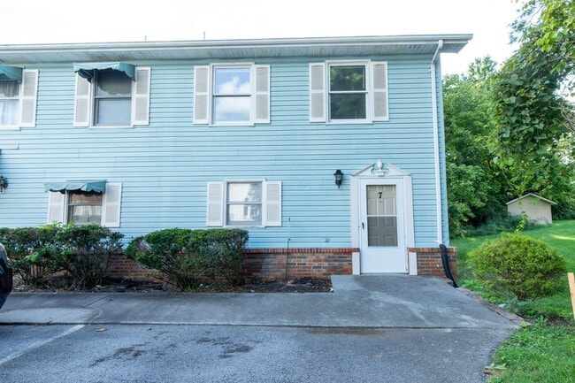 Building Photo - 3 story 2 bed 1.5 bath condo with large ga... Unit 7