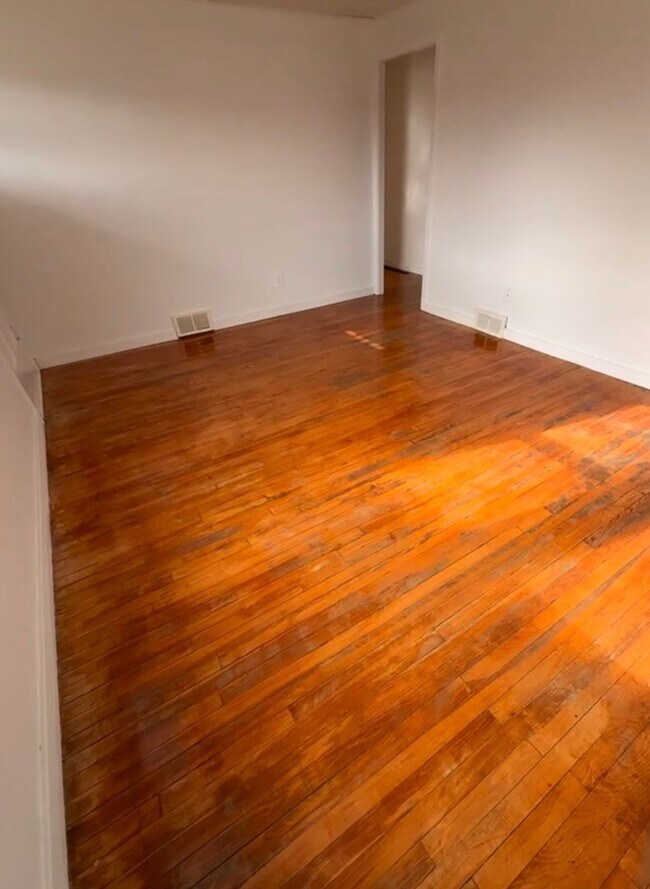 Photo - Charming 1 bedroom, fully furnished apartment Unit 2655 Eldridge Avenue