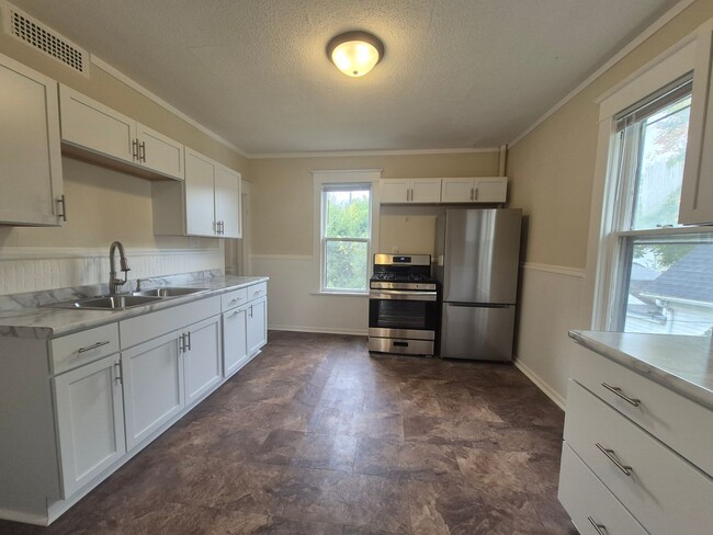 Building Photo - New!! Main Level 2 Bedroom in St Paul Duplex!! Unit A