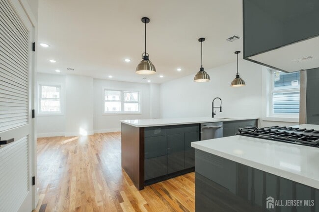 88 Hollywood Ave Unit 2