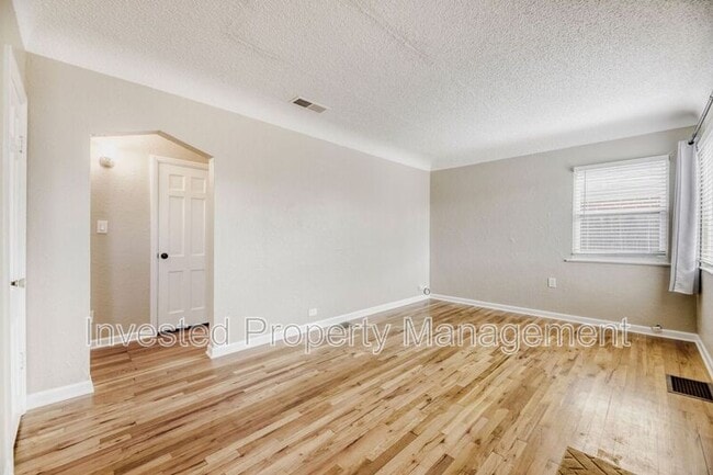 Photo - 4670 S Washington St