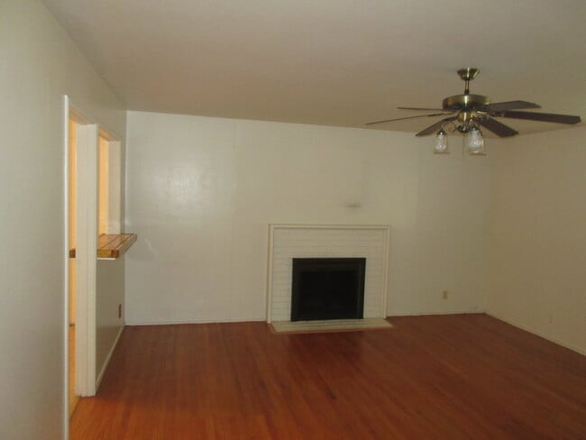 Comfortable Foothill Farms Home near schools, parks, theater and Hwy 80. - Comfortable Foothill Farms Home near schools, parks, theater and Hwy 80.