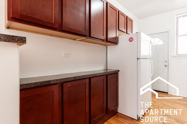 828 W Waveland