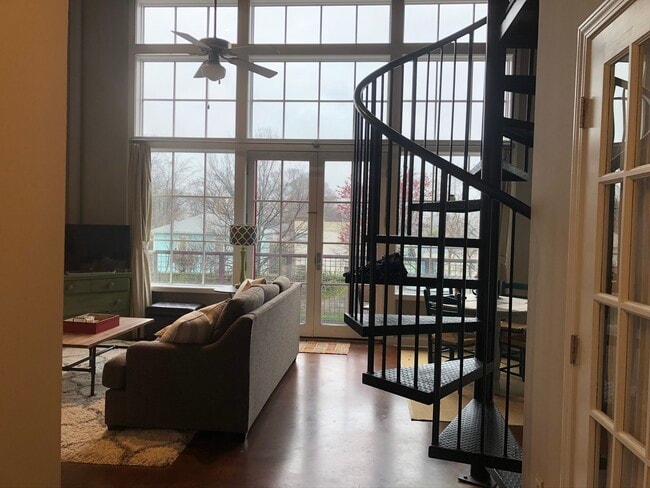 Una escalera de caracol conduce al altillo. - 572 Edgewood Ave NE Unidad 305