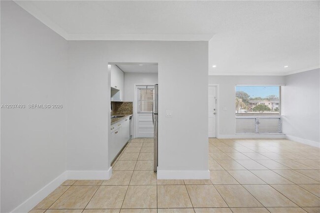 Building Photo - 5420 Hollywood Blvd Unit 208