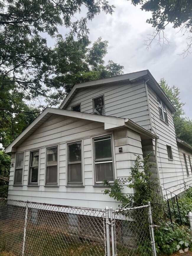 Building Photo - Section 8 Accepted! Spacious Newly Renovat... Rental