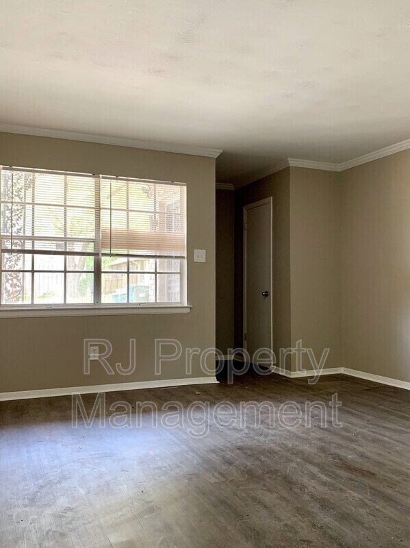 2093 Jefferson Ave Unit 3