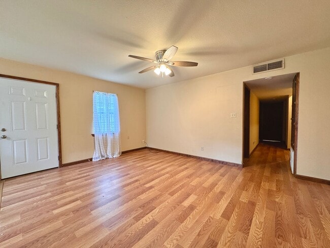 Building Photo - Modern & Spacious • Newly Remodeled • 2 Be... Unit B Rental