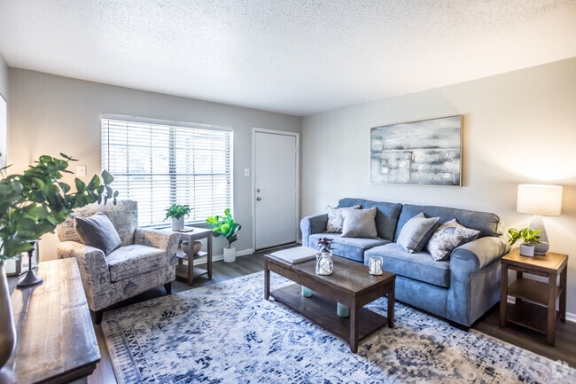 2 BR, 1.5 BA - 900SF - Abington