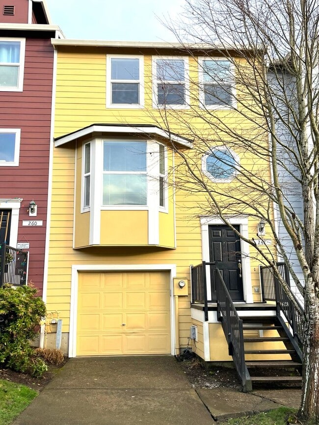 3 Bedroom Townhouse, with Fenced Backyard ... - 3 Bedroom Townhouse, with Fenced Backyard ...