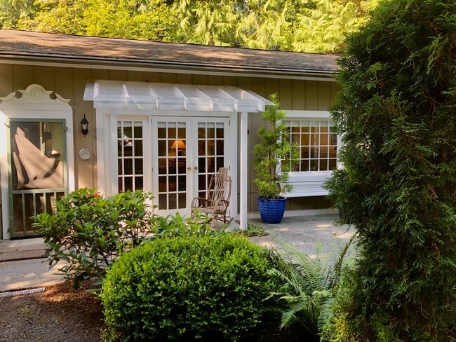Building Photo - Charming oversized one bedroom cottage nestled quietly among a beautiful Bainbridge oasis