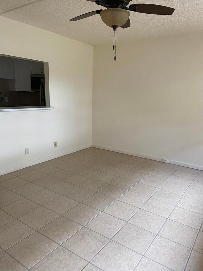 Photo - 423 Chatham U