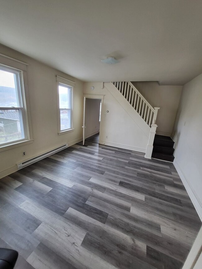 Photo - 3 Bedroom / 1 Bathroom in Tamaqua !