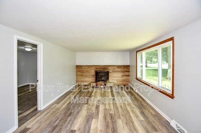 Photo - 8509 Market Ave N