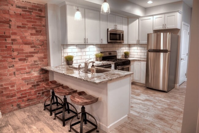 Building Photo - 323 Parkwood Ave Unit 323 Parkwood Ave