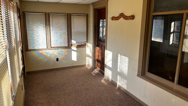 Building Photo - 509 E Maple St Unit 1st Floor Apartment