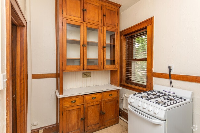 Studio, 1BA - 450SF