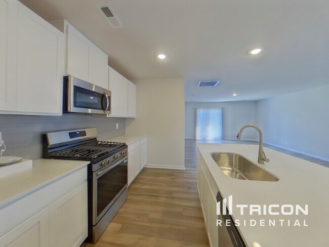 Photo - 4018 Rustling Grass Trl