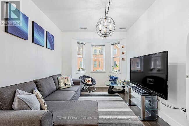 Photo - 760 Lawrence Ave W