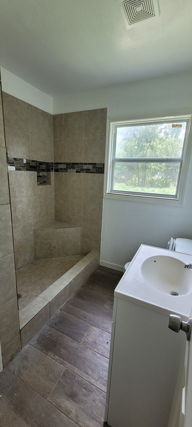 Photo - 5811 Westdale St