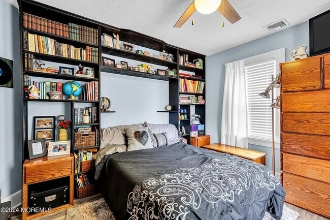 Esta es la habitación que se alquila, sin embargo estará vacía ya que se trata de una foto antigua. - 846 Williams Ave