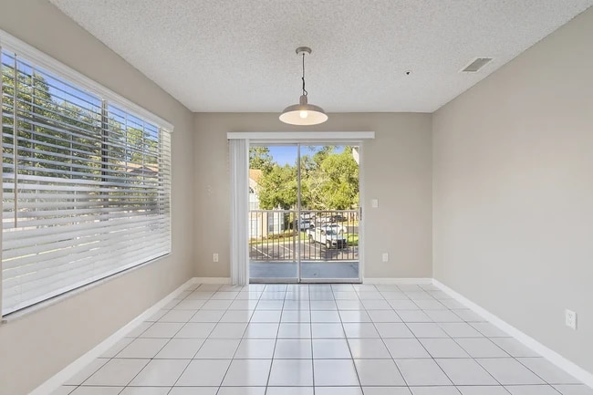 Photo - 682 Youngstown Pky Unidad 328