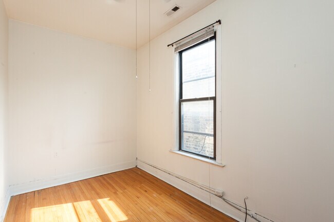 Photo - 1944 N Bissell St Unit ground