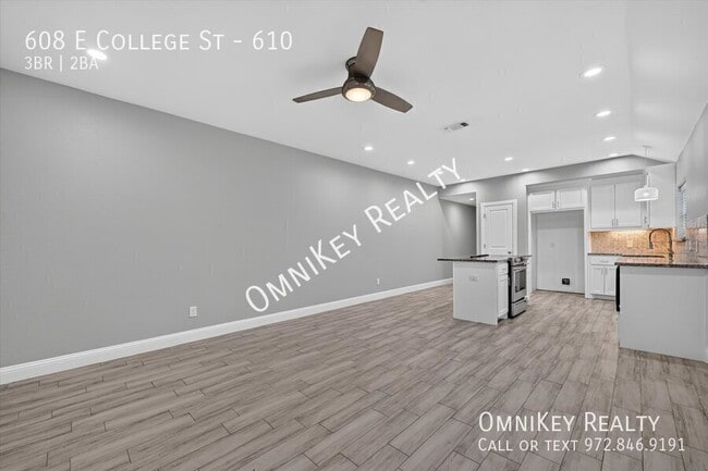 Building Photo - 608 E College St Unit 610