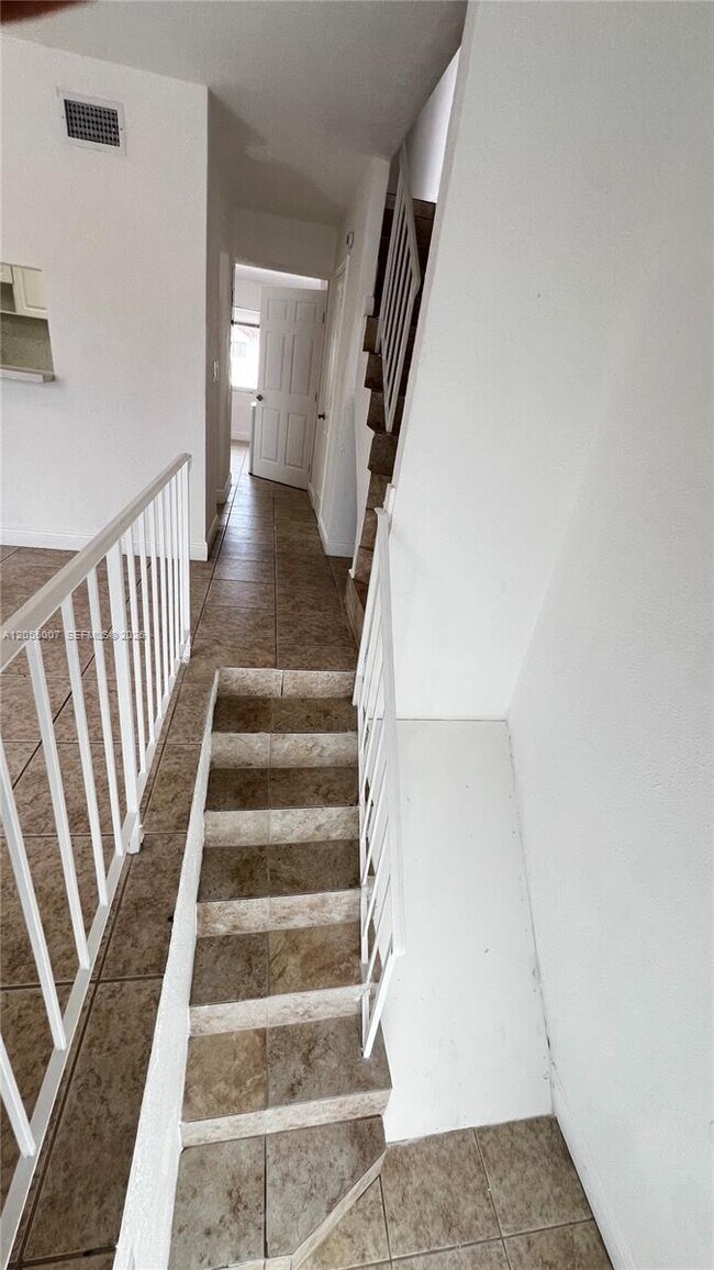 Photo - 984 W 40th St