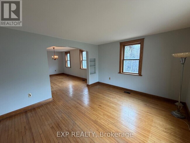 Photo - 6145 Abbott St E