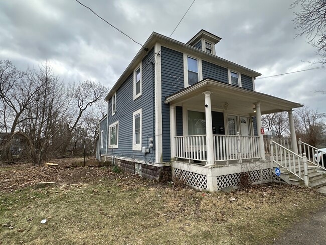 Building Photo - 132 E Howard St Rental