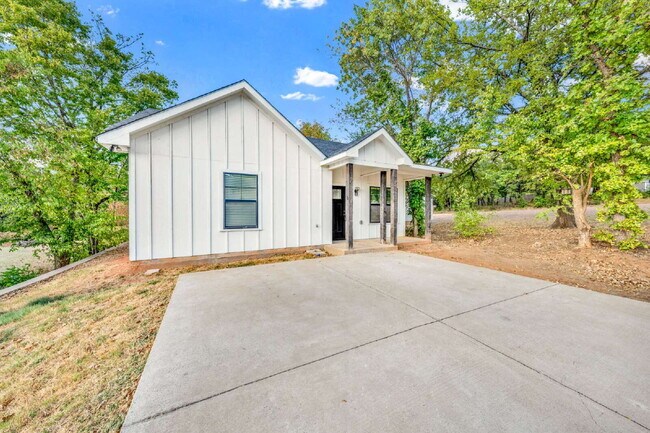 Photo - "Charming 3-Bed, 2-Bath Denison Home with Elegant Granite Countertops!"