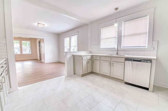 Photo - 820 N McNeil St