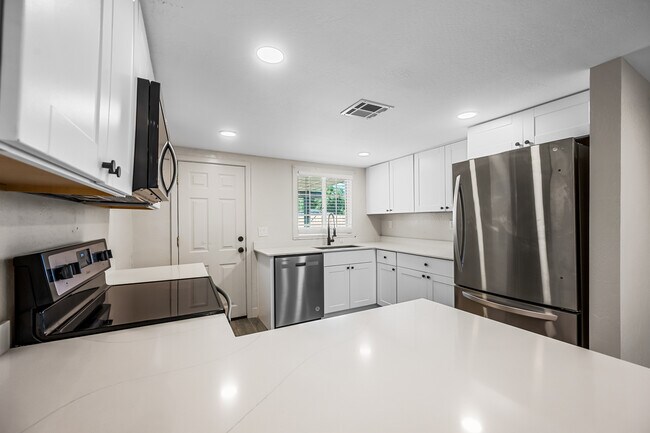 Photo - 750 W 1st St