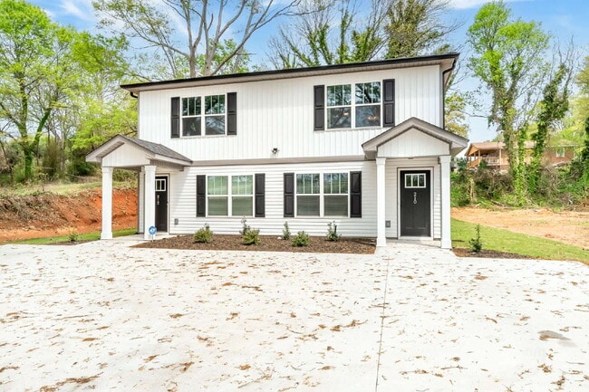 Building Photo - Elegant 2-Bedroom, 2.5-Bath Townhome Minutes from Downtown Greenville